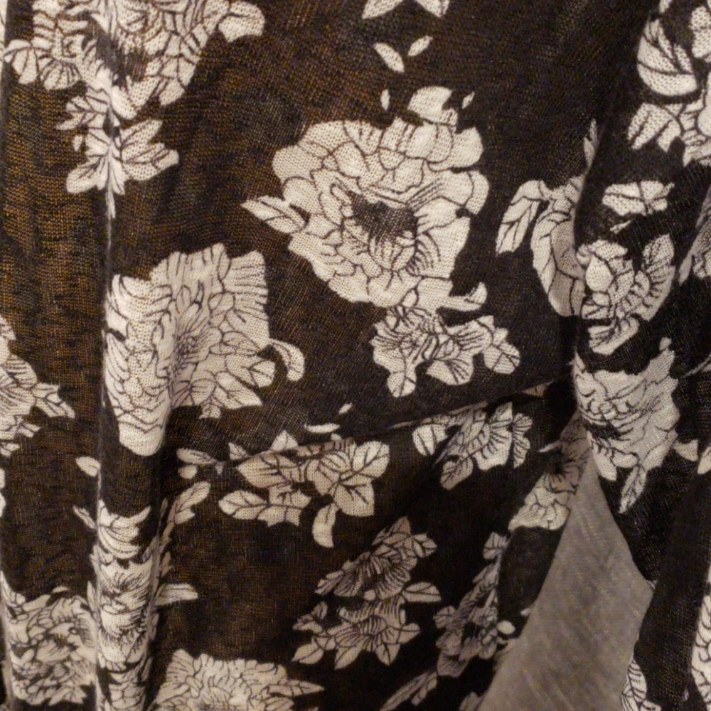 Black with white floral design - Picture 2 of 4